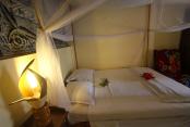 images/Photos-Bungalows/chambre-grand-lit-nirina.jpg